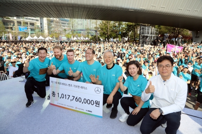(왼쪽부터)메르세데스-벤츠 사회공헌위원회 이상국 위원, 옌스 얀센 부의장, 마티아스 바이틀 의장, 부산시 이준승 행정부시장, 아이들과미래재단 이훈규 이사장, 메르세데스-벤츠 사회공헌위원회 이은정 위원, 부산 MBC 김동현 경영본부장이 지난 7일 부산에서 열린 '제11회 메르세데스-벤츠 기브앤 레이스'의 기부금 조성을 축하하며 포즈를 취하고 있는 모습