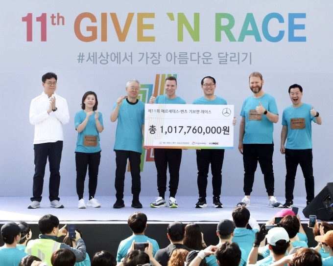 (왼쪽부터)부산 MBC 김동현 경영본부장, 메르세데스-벤츠 사회공헌위원회 이은정 위원, 아이들과미래재단 이훈규 이사장, 메르세데스-벤츠 사회공헌위원회 마티아스 바이틀 의장, 부산시 이준승 행정부시장, 메르세데스-벤츠 사회공헌위원회 옌스 얀센 부의장, 이상국 위원이 지난 7일 부산에서 열린 '제11회 메르세데스-벤츠 기브앤 레이스'의 기부금 조성을 축하하며 포즈를 취하고 있는 모습