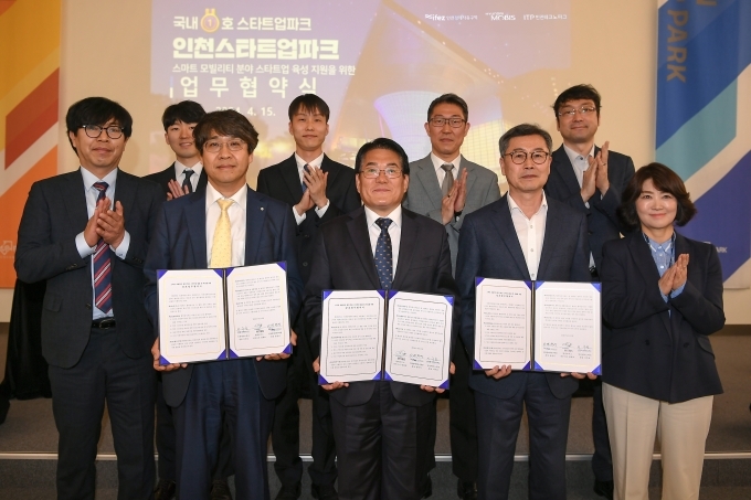 현대모비스는 내년 상반기까지 인천 송도와 영종도 60km 구간에서 4단계 자율주행 실증차를 시험 운행하는 업무협약식을 인천경제자유구역청과 체결했다. 사진 앞줄 왼쪽부터 장재호 현대모비스 전장연구담당, 변주영 인천경제자유구역청 차장, 이주호 인천테크노파크 원장과 관계자들이 기념촬영을 하고 있다.