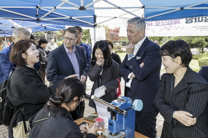 브라이언 맥머레이 GM 연구개발법인 사장(왼쪽에서 두번째), GM 한국사업장 헥터 비자레알 사장 겸 CEO(오른쪽에서 두번째), 한마음재단 윤명옥 사무총장(오른편)을 비롯한 GM 임직원들이 점자 명함 만들기에 대한 설명을 들으며 시각 장애 체험에 참여하고 있다.