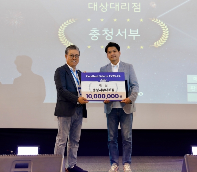 타타대우상용차 김방신 사장(좌측)과 대리점부문 대상을 수상한 충청서부대리점의 최용해 대표(우측)가 기념사진촬영을 하고 있다.