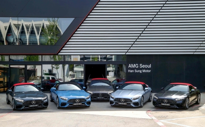 (왼쪽부터) 메르세데스-AMG SL 마누팍투어 실리콘 밸리; 파우더 클라우드; 메르세데스-AMG SL 몬자 그레이 마그노; 메르세데스-AMG SL 마누팍투어 실버 애로우; 새비지 코스트