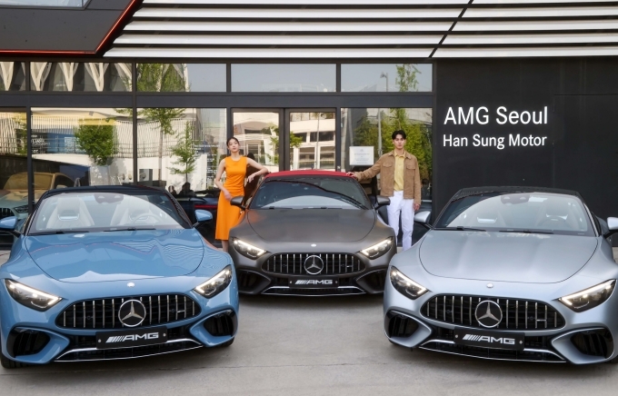 메르세데스-AMG SL 마누팍투어 파우더 클라우드; 메르세데스-AMG SL 몬자 그레이 마그노; 메르세데스-AMG SL 마누팍투어 실버 애로우