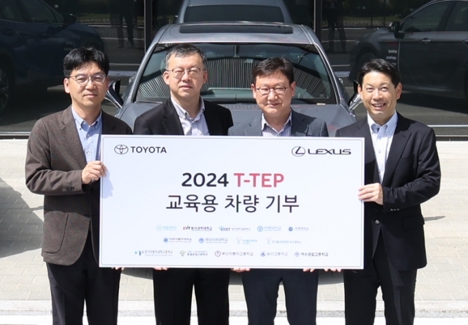 (왼쪽부터) 아주자동차대학교 산학처 김태형 과장, 아주자동차대학교 전기자동차학과 학과장 최준호 교수, 아주자동차대학교 취업지원센터 센터장 박장우 교수, 한국토요타자동차 나카하라 토시유키 부사장이 기념사진 촬영을 하고 있다.