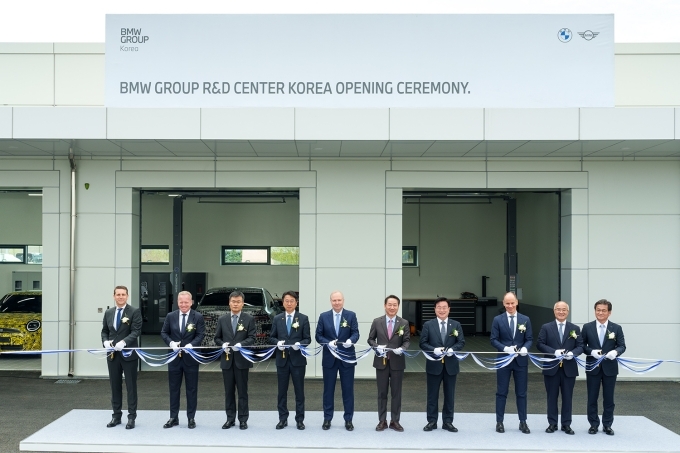 (왼쪽부터) 베렌트 퀘버 BMW 그룹 BMW 브랜드·상품관리 및 커넥티드 총괄 시니어 부사장, 장-필립 파랑 BMW 그룹 아시아-태평양·중동·동유럽·아프리카 지역 총괄 시니어 부사장, 오상호 한국토지주택공사(LH) 청라영종사업본부 본부장, 이용우 인천 서구을 국회의원 당선인, (가운데) 요헨 골러 BMW 그룹 고객·브랜드·세일즈 부회장, 유정복 인천광역시장, 윤원석 인천경제자유구역청장, 다니엘 보트거 BMW 그룹 완성차 연구개발 총괄 시니어 부사장, 한상윤 BMW 그룹 코리아 대표이사 사장, 석상우 BMW 공식 딜러사 동성모터스 대표