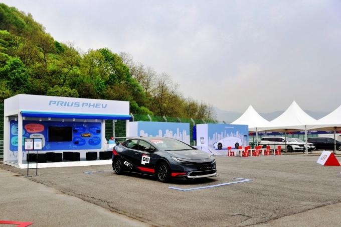 토요타코리아가 운영 한 GR 부스의 프리우스존과 전시차량(프리우스 PHEV)