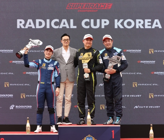 (왼쪽부터)유형준 선수, 래디컬 코리아 이창우 대표, 엄재웅, 핸리 선수가 SR10 클래스 시상식에서 기념 사진을 촬영하고 있다.