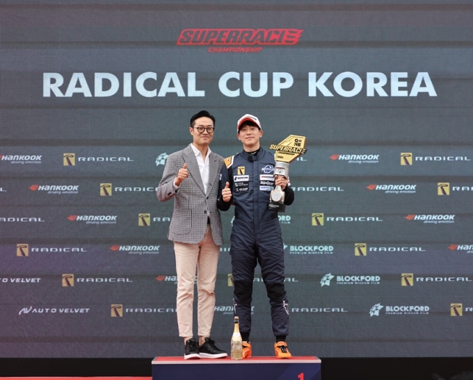 (왼쪽부터)래디컬 코리아 이창우 대표, 김태영 선수가 SR1 클래스 시상식에서 기념 사진촬영을 하고 있다.