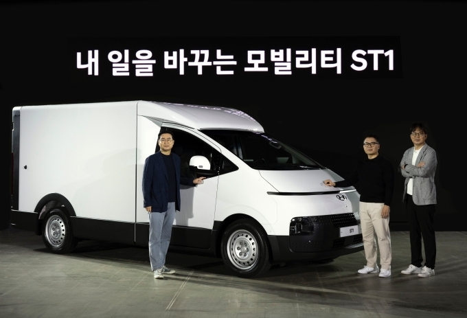 23일 인천 송도컨벤시아에서 열린 ST1 미디어 발표회에서 (왼쪽부터)현대자동차 국내사업본부장 정유석 부사장, 현대자동차 PBV사업실 민상기 실장, 현대자동차 PBV 디벨롭먼트실 오세훈 상무가 기념 촬영을 하고 있다.