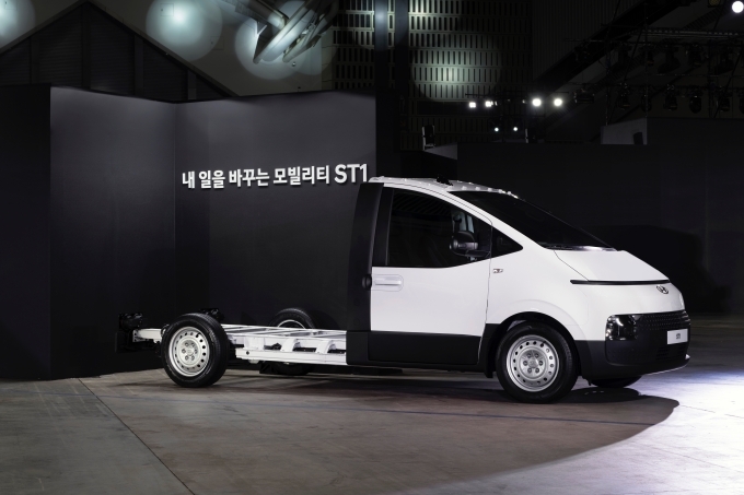 ST1 샤시캡이 전시되어 있는 모습