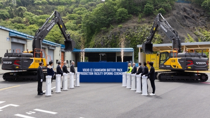 볼보그룹코리아가 볼보건설기계 창원공장에 국내 건설기계 제조사 중 최대 규모의 배터리팩 생산 시설을 완공했다.
