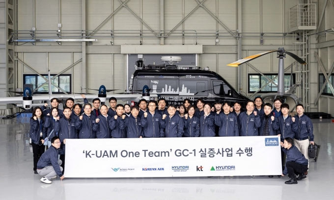 전남 고흥 국가종합비행성능시험장에 위치한 UAM 전용 시험장에서 실증사업에 참가한 ‘K-UAM One Team’ 참가자들이 기념사진을 촬영하고 있다.
