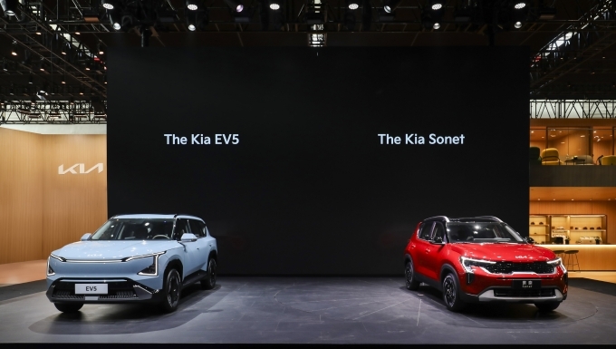 기아 부스에 전시된 EV5, 쏘넷 차량