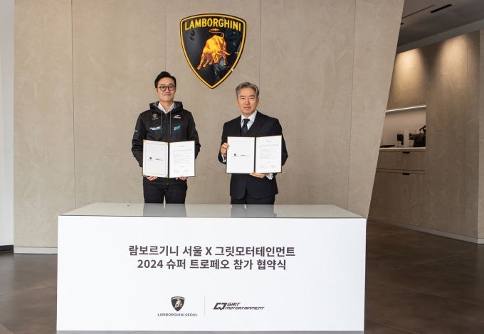 김종복 람보르기니 서울 대표(오른쪽)과 이창우 선수(왼쪽)이 기념 촬영을 하고 있다.