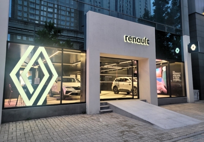 새로운 전시장 콘셉트인 ‘rnlt©’에 맞춰 새단장한 르노코리아 대구 수성대리점