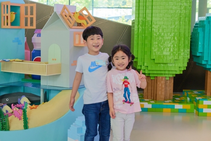 부총리 겸 교육부장관상 수상작 ‘자연과 함께 살아가요’를 그린 박진혁 어린이(왼쪽)와 동생이 함께 기념촬영 하는 모습