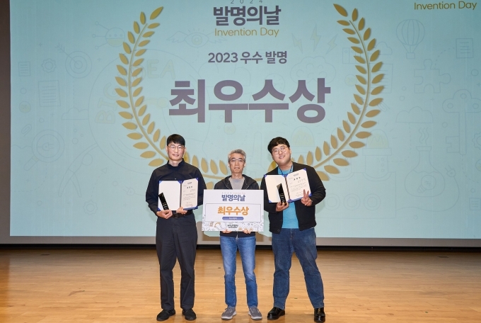 현대차·기아 '2024 발명의 날' 행사에서 최우수상을 받은 2명의 수상자가 기념사진을 찍는 모습