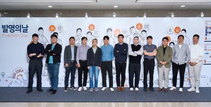 '2024 발명의 날' 수상자들이 현대차·기아 AVP본부 송창현 사장(좌측에서 5번째), 현대차·기아 R&D본부 양희원 사장(우측에서 3번째)과 단체 기념사진을 찍는 모습