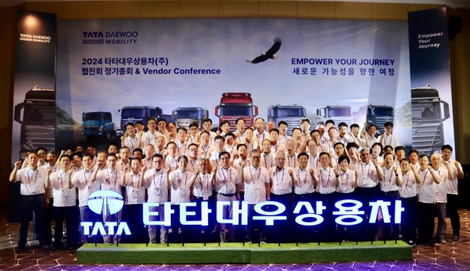 지난 22일 베트남 다낭에서 개최된 2024타타대우상용차 협진회 정기총회 및 벤더 컨퍼런스에서 참가자들이 기념촬영을 하고 있다