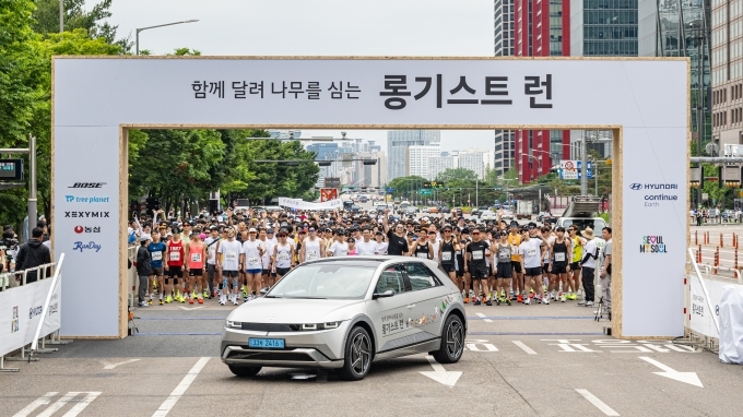 ‘롱기스트 런 2024’의 '파이널 런'에 참가한 참가자들이 기념 촬영을 하고 있다