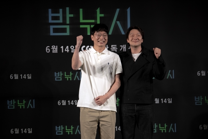 (왼쪽부터) 영화 '밤낚시' 연출을 맡은 문병곤 감독, 출연 및 공동제작을 맡은 배우 손석구가 기념 촬영을 하고 있다.