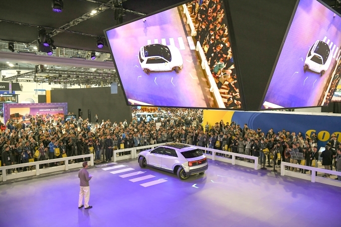 현대모비스가 CES 2024에서 선보인 미래 모빌리티 컨셉카 ‘모비온’ 쇼케이스 현장