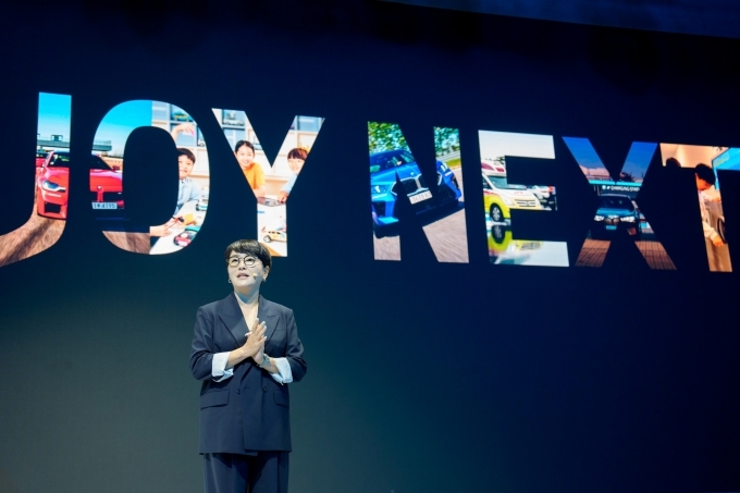 주양예 BMW 코리아 마케팅 총괄 본부장이 BMW 드라이빙 센터 건립 10주년 기념행사에서 인사말을 하고 있다.