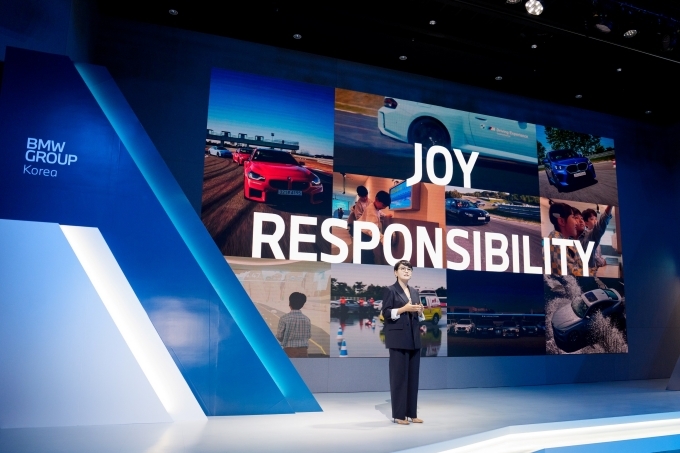 주양예 BMW 코리아 마케팅 총괄 본부장이 BMW 드라이빙 센터 건립 10주년 기념행사에서 인사말을 하고 있다.