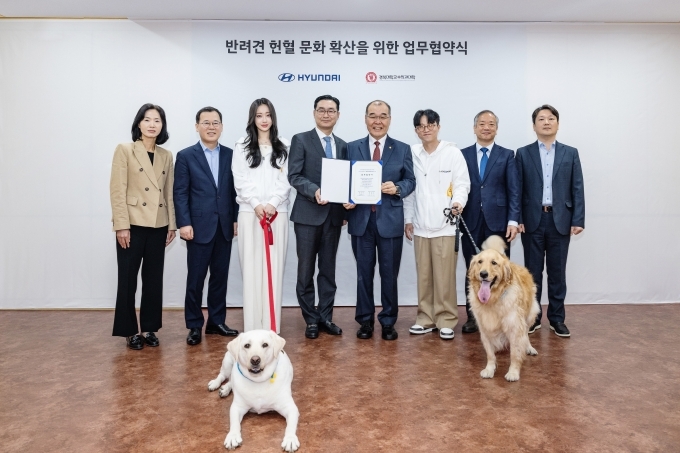 (왼쪽부터) 현대자동차 국내마케팅실장 서영옥 상무, 현대자동차 대구경북지역본부장 이준택 상무, 가수 경리, 현대자동차 국내사업본부장 정유석 부사장, 경북대학교 홍원화 총장, 개그맨 박성광, 경북대학교 수의과대학 곽동미 학장, 경북대학교 동물병원 권영삼 병원장이 기념 촬영을 하는 모습