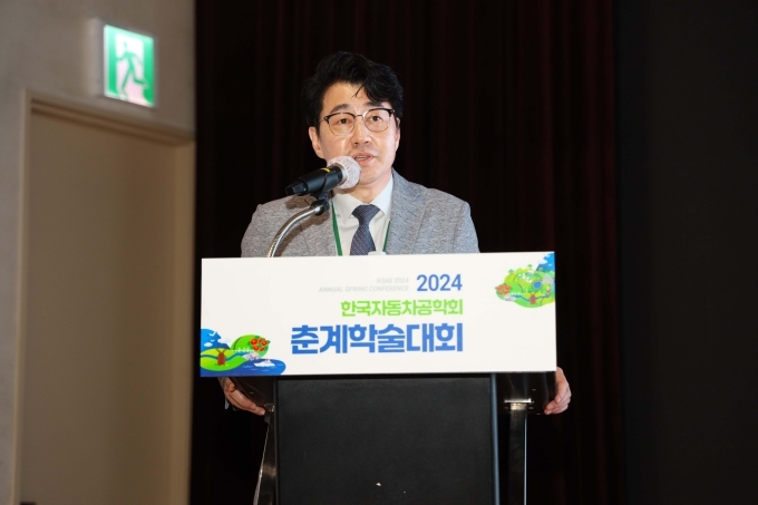 한국자동차공학회 전병욱 회장이 지난 20일 열린 2024 한국자동차공학회 춘계학술대회 특별강연에서 축사를 하고 있다