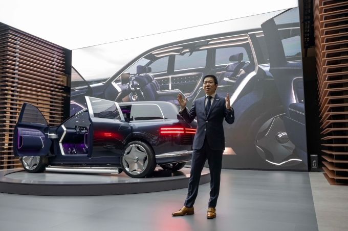 부산 벡스코에서 열린 ‘2024 부산모빌리티쇼’ 제네시스 프레스 컨퍼런스에서 현대제네시스글로벌디자인담당 이상엽 부사장이 ‘네오룬 콘셉트’에 대해 설명하고 있다.