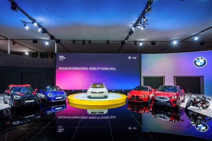왼쪽부터 뉴 MINI JCW 컨트리맨, 뉴 올-일렉트릭 MINI 쿠퍼, BMW 비전 노이어 클라쎄, BMW 뉴 M4, BMW 올 뉴 iX2, BMW 뉴 R 12 nineT