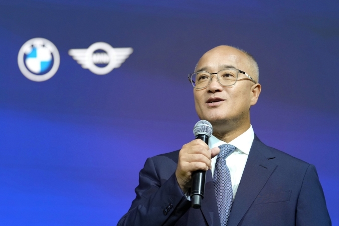 한상윤 BMW 그룹 코리아 대표이사 사장이 2024 부산국제모빌리티쇼에서 진행된 BMW 그룹 코리아 프레스 컨퍼런스 현장에서 환영 인사를 건네고 있다