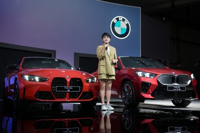 주양예 BMW 코리아 브랜드 총괄 본부장이 BMW 최신 모델을 소개하고 있다.