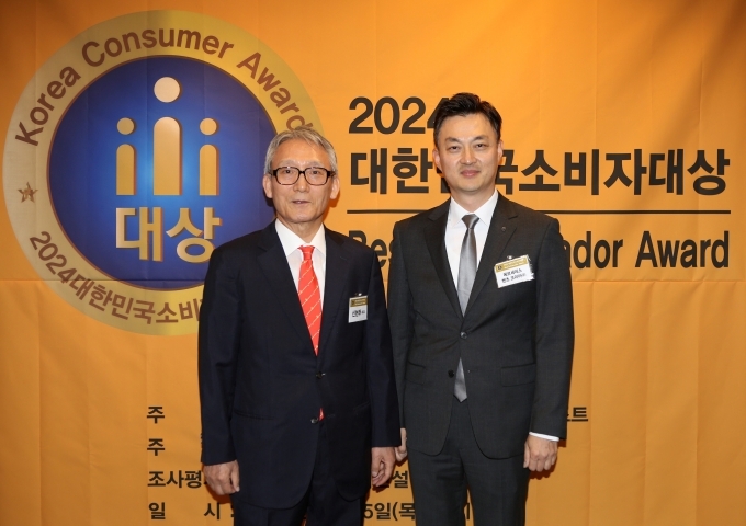 (좌로부터) 한국소비자협회 신현두 대표, 메르세데스-벤츠 코리아 이범일 리테일 영업 부문 상무