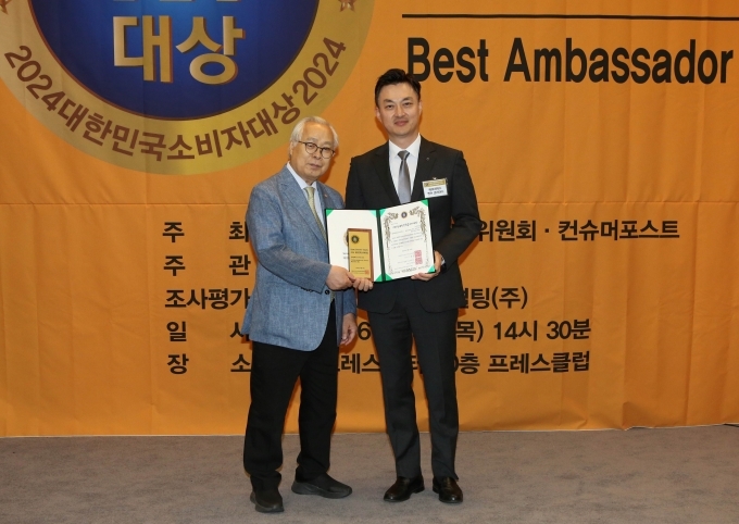 (좌로부터) 대한민국 소비자대상 심사위원회 고성삼 위원장, 메르세데스-벤츠 코리아 이범일 리테일 영업 부문 상무