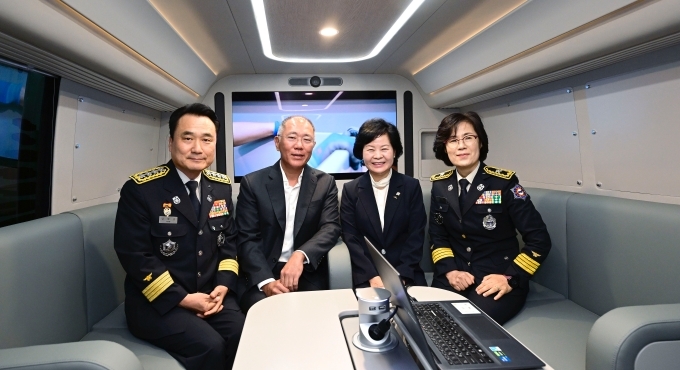 행사 참석자들이 소방관 회복지원 수소전기버스 내부를 체험한 후 기념 촬영을 하고 있다.(사진 왼쪽부터/남화영 소방청장, 정의선 현대차그룹 회장, 김애숙 제주도 정무부지사, 고민자 제주소방안전본부장)