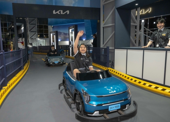 키자니아 부산 기아 모빌리티 직업 체험관에서 어린이들이 ‘The Kia EV9’ 모형 카트 주행을 체험하는 모습