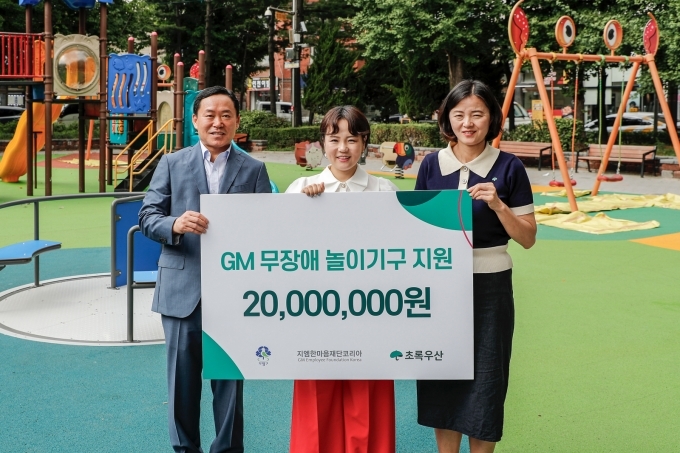 (왼쪽부터) 부평구청 당수증 공원녹지과장, 한마음재단 윤명옥 사무총장 및 초록우산 어린이재단 이서영 인천지역본부장이 기증식을 진행하고 있다.