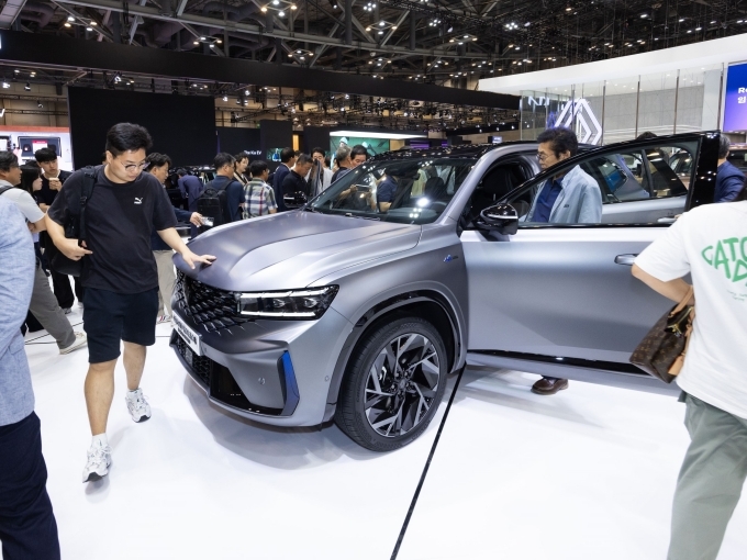 2024 부산모빌리티쇼 르노코리아 부스에 전시된 뉴 르노 그랑 콜레오스