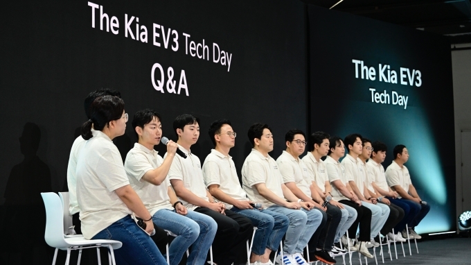 더 기아 EV3 테크 데이 행사장에서 발표자들이 미디어 질의에 답하고 있다.