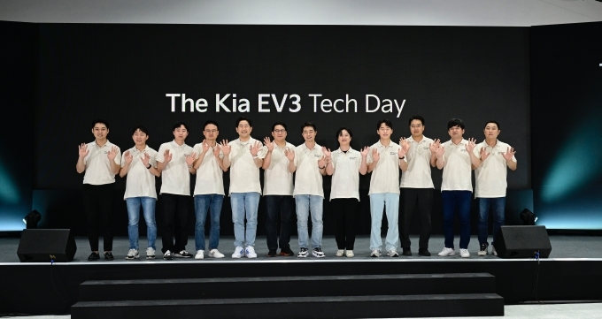 더 기아 EV3 테크 데이에서 발표를 진행한 EV3 개발 담당 연구원들이 함께 기념 촬영을 하고 있다.
