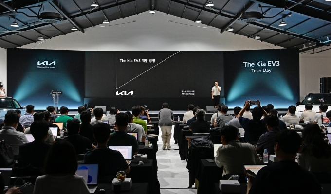 더 기아 EV3 테크 데이 행사장에서 발표자들이 미디어 질의에 답하고 있다.