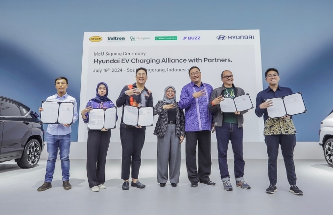 (왼쪽부터) Dayagreen社의 Sonny Mego 디렉터, Utomo Charge+社의 Tari 디렉터, Buzz社의 Wilfred Hanafi 디렉터, PLN의 Edi Srimulyanti 디렉터, 현대자동차 인도네시아 COO(최고 운영 책임자) Fransiscus Soerjopranoto, Voltron社의 Abdul Rahman Elly 디렉터, Casion社의 Kevin Ekaputra Pudjadi 디렉터가 19일(금, 현지 시각) ‘2024 가이킨도 인도네시아 국제 오토쇼’에서 기념 사진을 촬영하고 있다.
