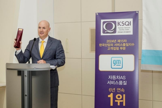 GM 한국사업장 부평 본사에서 윌리엄 헨리 GM 해외사업부문 애프터 세일즈 서비스 부문 전무가 기념 사진촬영을 하고 있다.