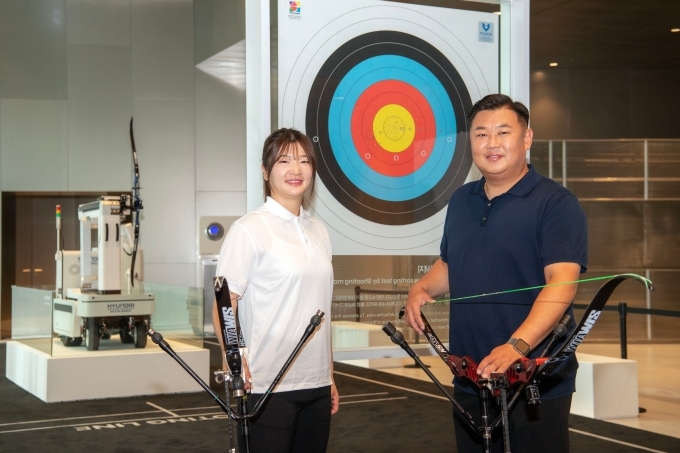 현대차그룹 양궁 체험행사 ‘The path of an archer_모빌리티 기술과 양궁의 만남’에 참여한 전 양궁 금메달리스트 오진혁 선수, 강채영 선수(우로부터)가 기념 사진촬영을 하고 있다.