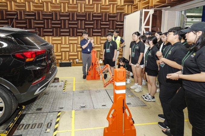 글로벌 커리어 캠프에 참여한 청소년들이 인천에 위치한 GM 청라주행시험장을 방문해 차량 개발 시험장에서 GM 엔지니어로부터 차량 개발 과정에 대한 설명을 듣고 있다.