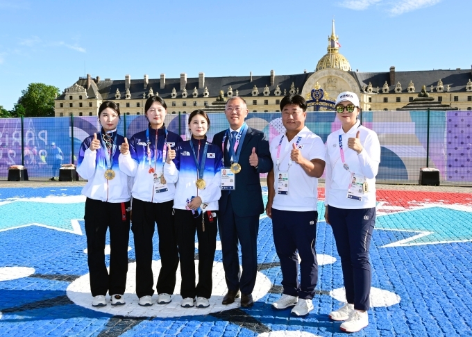현대차그룹 정의선 회장이 여자 양궁 단체 국가대표 선수들(왼쪽부터 남수현, 임시현, 전훈영), 코치진(왼쪽부터 양창훈 감독, 김문정 코치)과 기념 촬영을 하고 있다.