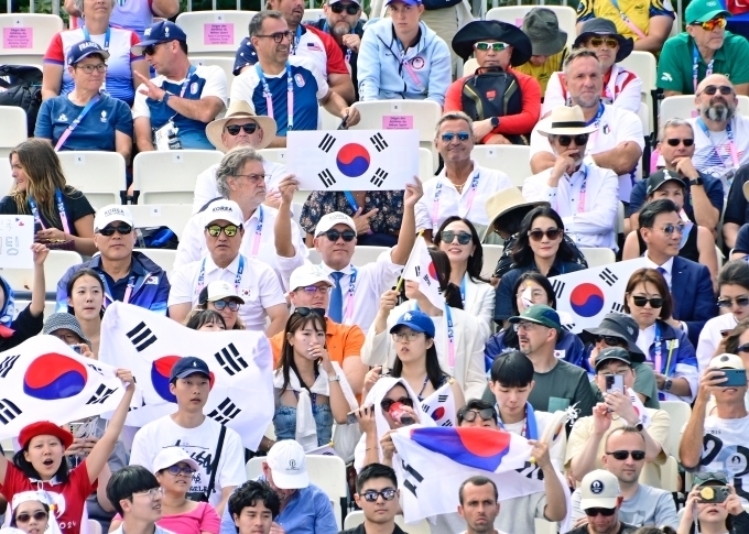 현대차그룹 정의선 회장이 28일(현지시간) 파리 대회 양궁 여자 단체전 경기를 찾아 김재열 IOC 위원, 이서현 삼성물산 전략기획담당 사장과 관람석에서 응원하고 있는 모습. 아래에서 네번째줄 왼쪽에서 세번째 정의선 회장, 다섯번째 이서현 삼성물산 전략기획담당 사장, 김재열 IOC위원