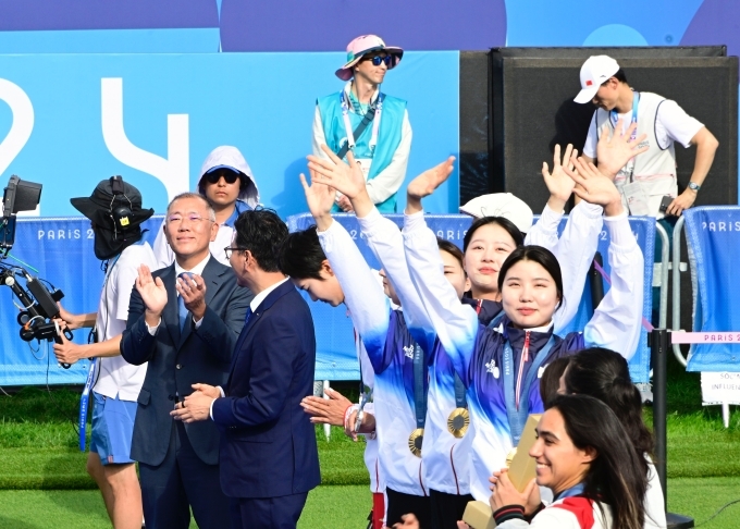 현대차그룹 정의선 회장이 양궁 여자 단체 금메달 시상 후 박수를 치고 있다.